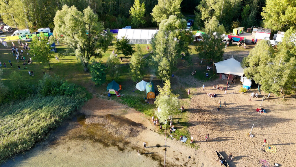 Der Mondsee in Hohenmösen sorgt für echtes Beach-Feeling auf dem Walterra-Festival. Bild: www.plantbased.media