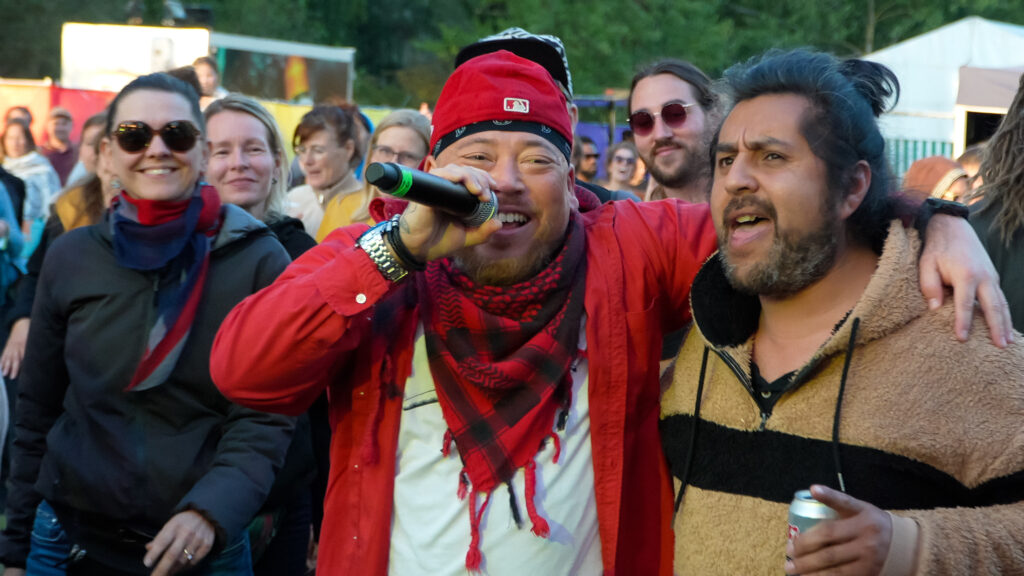 Martin Jondo feiert mit den Gästen auf der Tanzfläche des Walterra Festivals 2025. Bild: www.plantbased.media